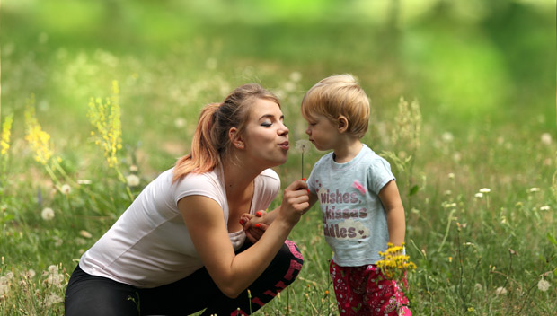 Matka i dziecko, zabawa na łące